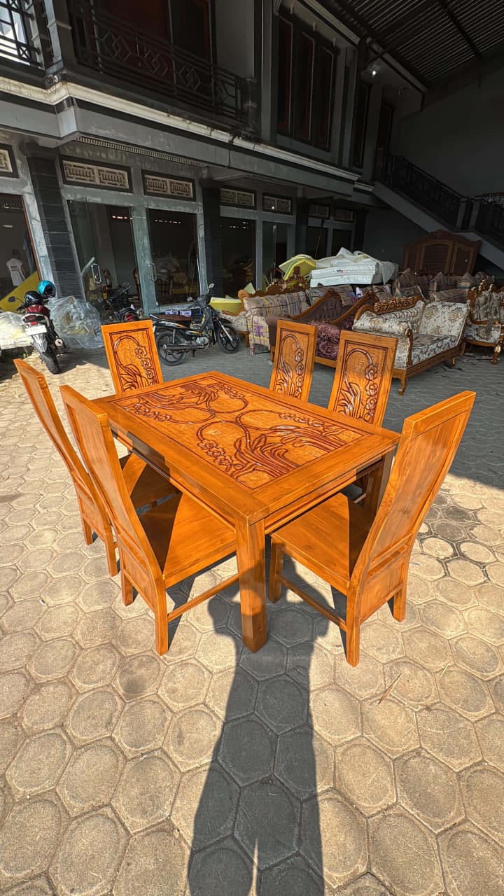 Meja Makan 12