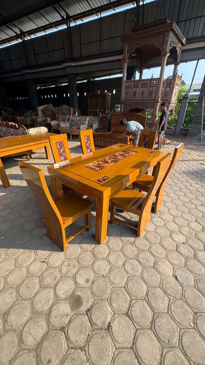 Meja Makan 14