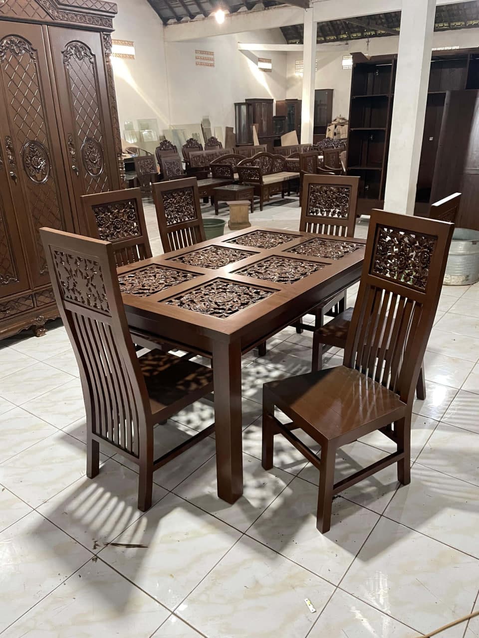 Meja Makan 18